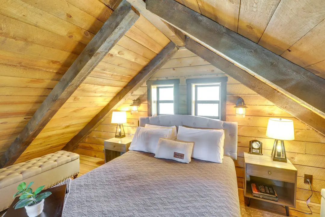 A bedroom with a bed and two night stands.